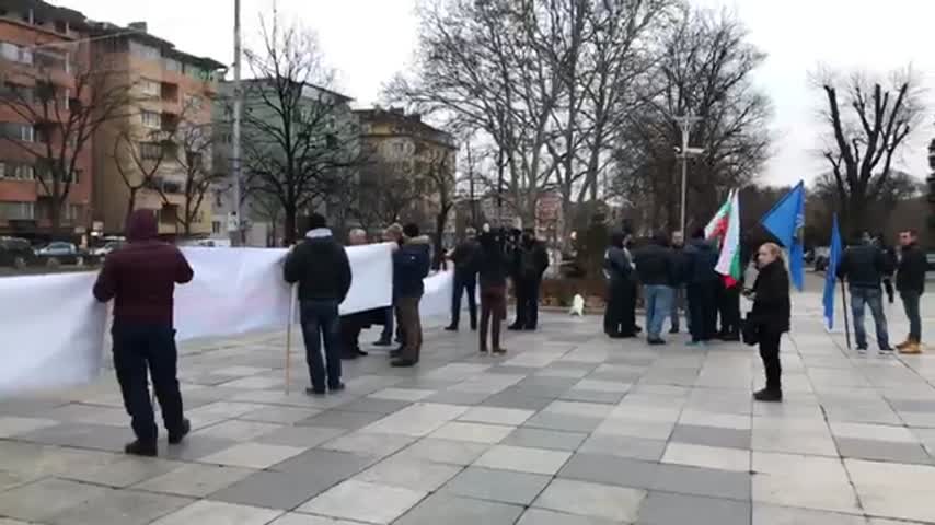 Полицаите излязоха на протест