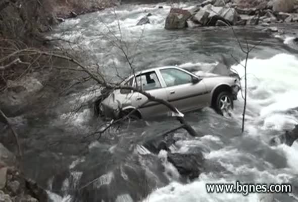 Опел падна в Струма, водачът е невредим