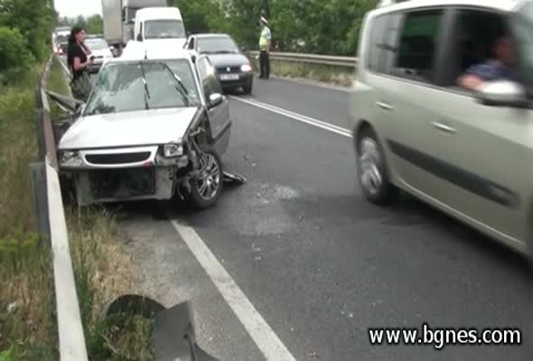 Двама 19-годишни са с тежки травми след удар край Кресна