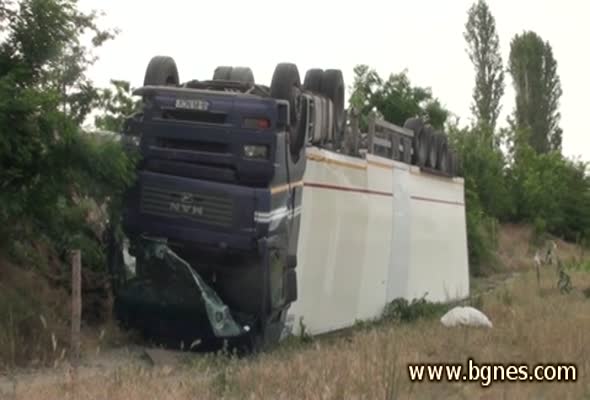 ТИР се преобърна на Е-79 край Кресна