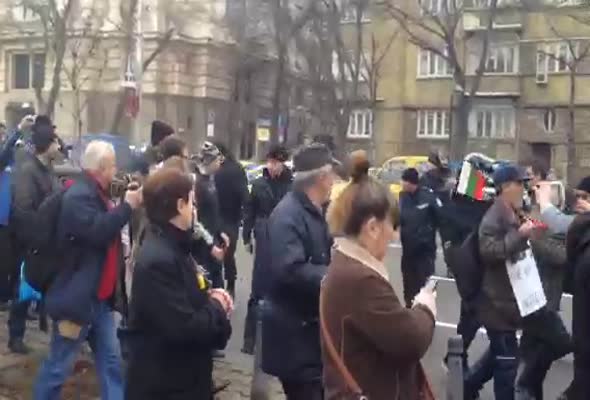 Протестът се върна пред парламента