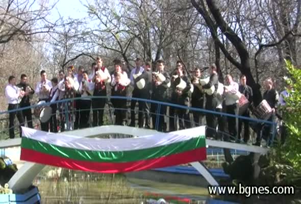 Гайдари изпълниха химна в Морската градина по случай днешния празник
