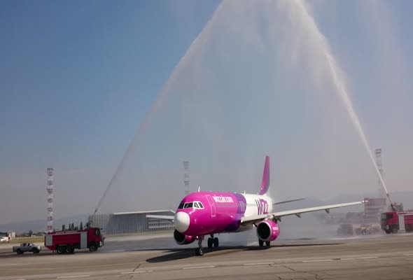 Петият самолет на Wizz Air пристигна в София