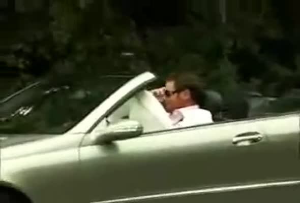 Баба пресича пешеходна пътека и